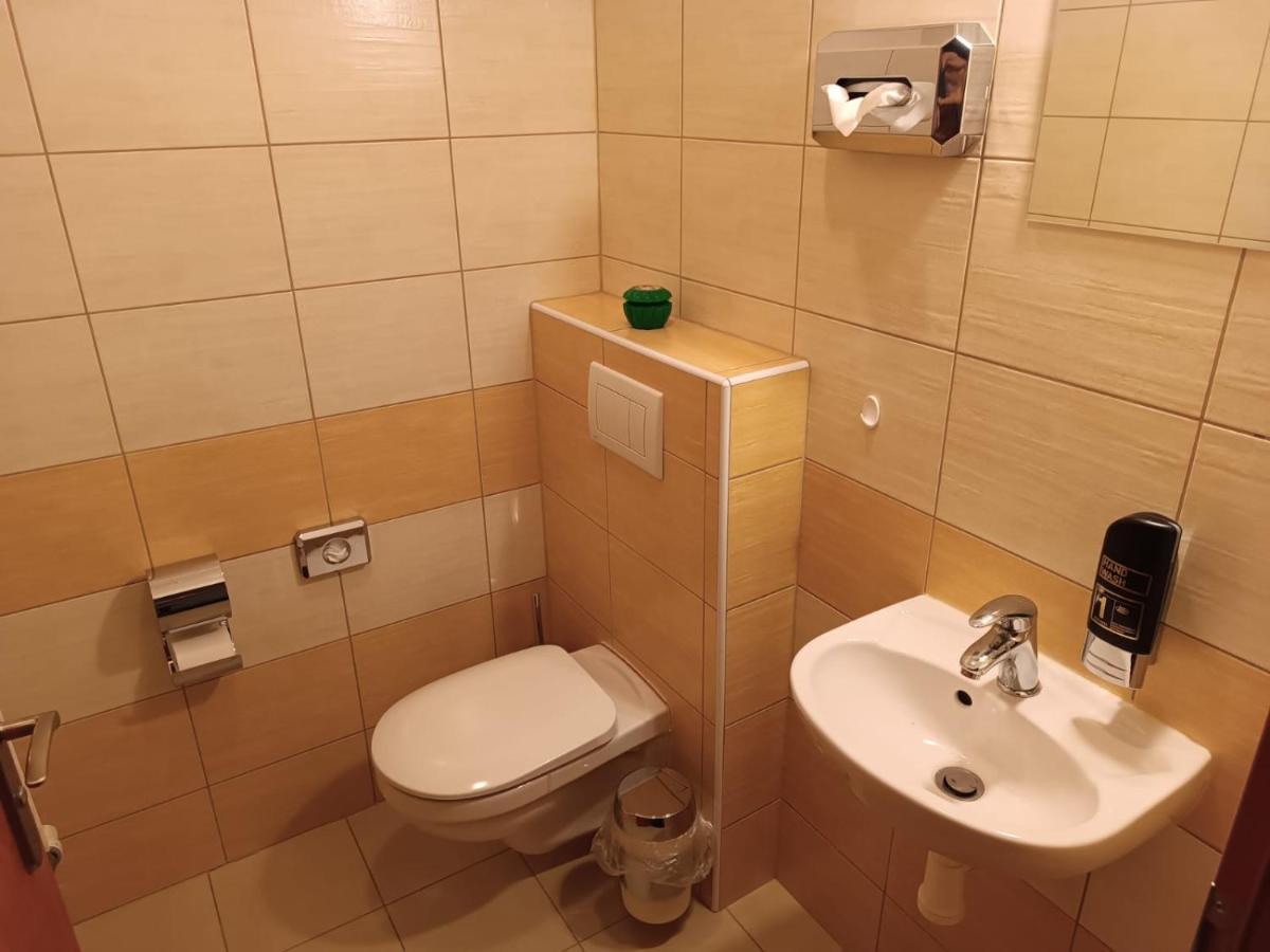 Restaurace A Penzion U Lesa Havířov Bagian luar foto