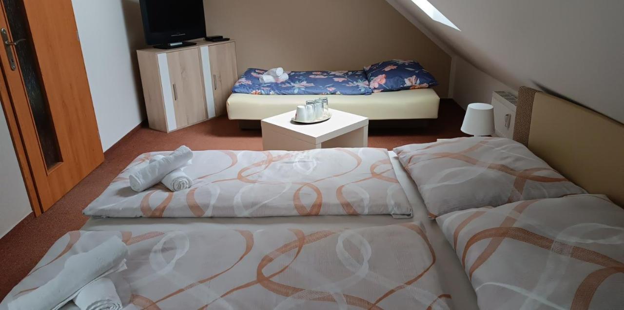 Restaurace A Penzion U Lesa Havířov Bagian luar foto